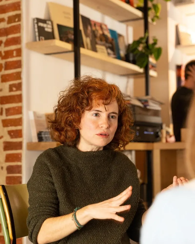 Rocío Periago conversando durante un encuentro en una librería