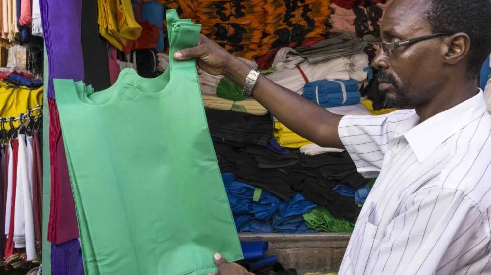 El extremo de la guerra contra el plástico: cárcel por usar bolsas